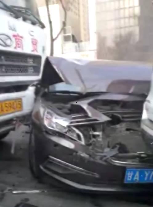 国产车追尾事故视频播放,视频揭示惊险瞬间