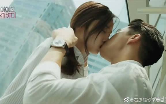 皮衣国产吻戏视频,浪漫瞬间引网友热议